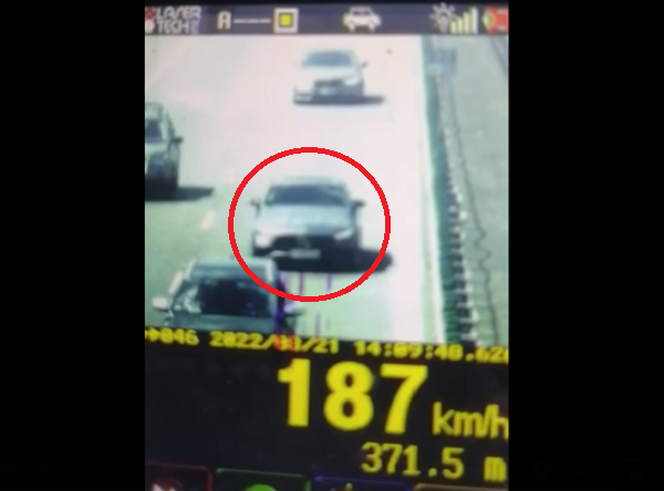 Șofer cu permisul suspendat, prins pe autostradă cu 187 km/h. Poliţiştii l-au filmat cum dădea flash-uri celui din fața sa (video)