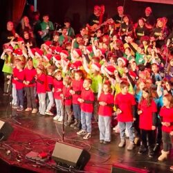 Concertul de colinde „Pe Acorduri de Prietenie – Flores & Friends” a unit generații pe scena Casei Tineretului din Timişoara 2 Concertul de colinde „Pe Acorduri de Prietenie – Flores & Friends” a unit generații pe scena Casei Tineretului din Timişoara