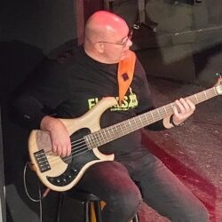 Concertul de colinde „Pe Acorduri de Prietenie – Flores & Friends” a unit generații pe scena Casei Tineretului din Timişoara 7 Concertul de colinde „Pe Acorduri de Prietenie – Flores & Friends” a unit generații pe scena Casei Tineretului din Timişoara