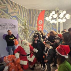 Concertul de colinde „Pe Acorduri de Prietenie – Flores & Friends” a unit generații pe scena Casei Tineretului din Timişoara 9 Concertul de colinde „Pe Acorduri de Prietenie – Flores & Friends” a unit generații pe scena Casei Tineretului din Timişoara