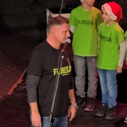 Concertul de colinde „Pe Acorduri de Prietenie – Flores & Friends” a unit generații pe scena Casei Tineretului din Timişoara 5 Concertul de colinde „Pe Acorduri de Prietenie – Flores & Friends” a unit generații pe scena Casei Tineretului din Timişoara