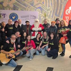 Concertul de colinde „Pe Acorduri de Prietenie – Flores & Friends” a unit generații pe scena Casei Tineretului din Timişoara 4 Concertul de colinde „Pe Acorduri de Prietenie – Flores & Friends” a unit generații pe scena Casei Tineretului din Timişoara