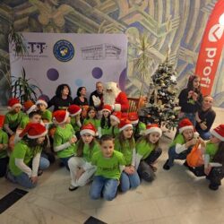 Concertul de colinde „Pe Acorduri de Prietenie – Flores & Friends” a unit generații pe scena Casei Tineretului din Timişoara 3 Concertul de colinde „Pe Acorduri de Prietenie – Flores & Friends” a unit generații pe scena Casei Tineretului din Timişoara