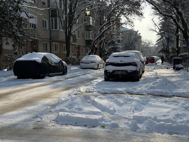 Orașul curățat pe Facebook – Timișoara este îngropată în zăpadă, în realitate