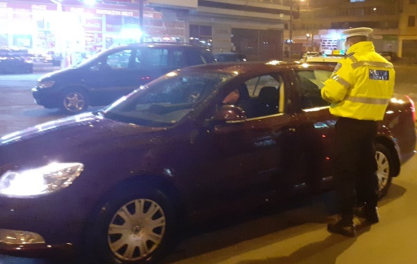 Încă un tânăr sancționat de polițiștii locali pentru că a turat motorul BMW-ului în toiul nopții, la Stadionul Dan Păltinișanu