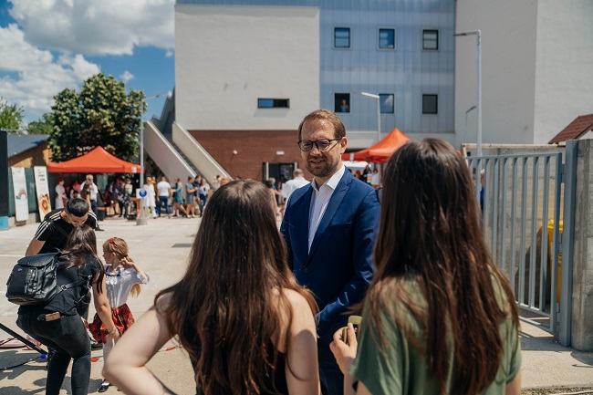 Dominic Fritz și-a făcut campanie, printre romii din Kuncz, cu consultații “gratuite”, folosind unitatea mobilă de screening a Spitalului Municipal 1 Dominic Fritz și-a făcut campanie, printre romii din Kuncz, cu consultații “gratuite”, folosind unitatea mobilă de screening a Spitalului Municipal