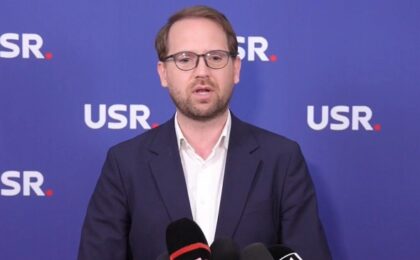 Fritz despre susținerea lui Nicușor Dan pentru Drulă: „N-am nimic de reproșat” (video) 14 Dominic Fritz: USR nu acceptă „trecutul pe caiet” al cadourilor PSD BUCUREȘTI (MEDIAFAX) - Președintele partidului Uniunea Salvați România, Dominic Fritz, a declarat că formațiunea sa nu este de acord cu acordarea de ajutoare suplimentare pentru populația vulnerabilă fără surse clare de finanțare, avertizând că „linia roșie este fără datorii noi”. Întrebat despre măsurile propuse de PSD privind pachetul de solidaritate, Fritz a spus: „Cu mine nu s-a discutat, deci nu cred că este, sau nu este închisă încă această discuție. Unde USR nu va fi de acord este să spunem, trecem pe caiet și să plătească următoarea generație pentru cadourile PSD-ului anul acesta”, sâmbătă, la Antena 3 CNN. Liderul USR a subliniat că partidul său are o „linie roșie” în ceea ce privește creșterea datoriei publice. „Deci n-au venit în coaliție, poate au fost în alte încăperi. Cu mine la masă nu am văzut aceste cifre. Cum să finanțăm de fapt toate aceste cadouri, care poate sunt legitime, nici nu vreau să spun, dar încă o dată nu putem să inventăm bani. tocmai de aceea, încă o dată, linia roșie pentru noi este fără datorii noi. În plus față de ce avem, adică normal că ne indatorăm în continuare, dar nu putem să creștem acest deficit”, explică Fritz. „Și nici nu sunt de acord să creștem taxele pentru clasa de mijloc, așa cum vrea PSD cu taxarea progresivă, ca să finanțăm tot felul de cadouri electorale. Nu merge așa. Deci orice propunere pentru cheltuieli în plus, încă o dată vino cu o propunere cum scazi din amprenta statului, de exemplu. Unde sunt instituțiile controlate de PSD? Cât la sută reușești să reduci din cheltuieli? Unde tai din sinecuri? Asta vreau să văd”, mai transmite Fritz.