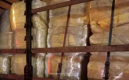 Aproximativ 10 tone de hârtie și carton, oprite la intrarea în țară