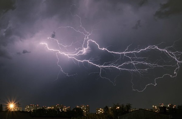 Cod portocaliu de furtună în Timișoara și alte localități din județ În acest interval se vor semnala: Grindină de medii dimensiuni (2...4 cm), intensificări ale vântului, vijelie (rafale de 70...90 km/h), averse torențiale care vor acumula 25...40 l/mp, frecvente descărcări electrice.