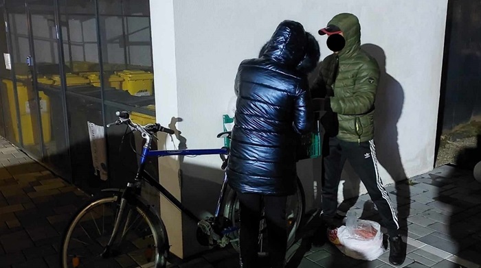 Două persoane depistate de polițiștii locali din Timișoara după ce au spart un magazin alimentar și au sustras peste 200 de produse