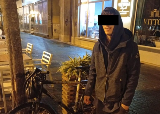 Tânăr surprins de polițiștii locali în timp ce sustrăgea o bicicletă din Piața Victoriei 1 Tânăr surprins de polițiștii locali în timp ce sustrăgea o bicicletă din Piața Victoriei