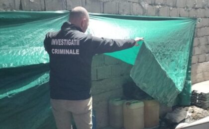 10 bărbaţi au fost reţinuţi pentru furt de combustibil. Prejudiciul, estimat la 200.000 de lei. Cum au operat