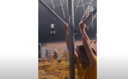 Furtună violentă în China. Oameni ridicați de vânt în restaurant (video)