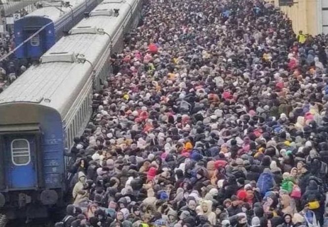 Imagini sfâșietoare în gara din Harkov: Mii de refugiați se înghesuie pe peron, așteptând să plece din calea bombardamentelor