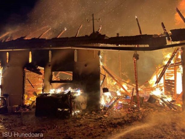 Patru anexe ale unei case din comuna Ghelari au fost distruse într-un incendiu puternic