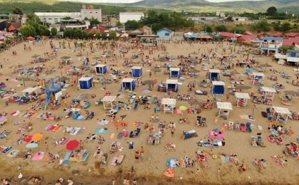 Peste 10.000 de turişti au participat la deschiderea oficială a sezonului la Plaja Ghioroc, staţiunea de interes local aflată la aproximativ 20 de kilometri de municipiul Arad, care are o plajă cu nisip fin şi palmieri.