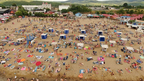 Peste 10.000 de turişti au participat la deschiderea oficială a sezonului la Plaja Ghioroc, staţiunea de interes local aflată la aproximativ 20 de kilometri de municipiul Arad, care are o plajă cu nisip fin şi palmieri.