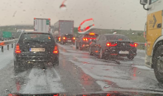 Grindină pe autostrada A1, în vestul țării. ISU Timiș a transmis o alertă de fenomene meteo periculoase