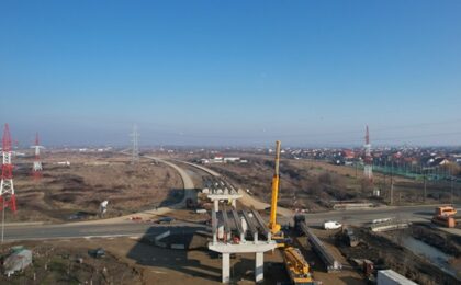 Începe montarea grinzilor peste drumul județean Timișoara – Moșnița Nouă