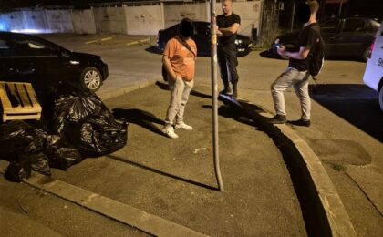 Angajați surprinși aruncând deșeuri pe Aleea Studenților din Timișoara. Firma a fost amendată