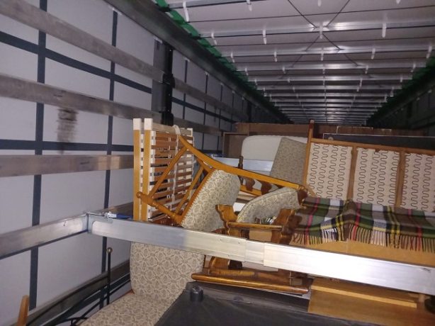 Peste două sute de tone de gunoaie, inclusiv cauciucuri și mașini stricate, oprite la granița României