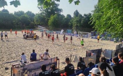 Timișoara găzduiește, de vineri și până duminică (13 - 15 iunie), în Parcul Rozelor, Cupa României la handbal pe plajă.