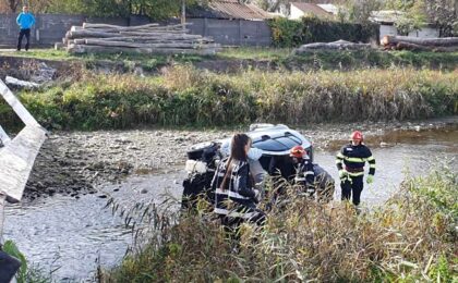 Un şofer în vârstă de 73 de ani a căzut cu maşina de pe un pod, într-un râu