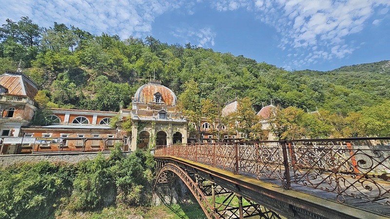 Băile Herculane, staţiunea contrastelor: clădirile istorice stau să se dărâme, dar dezvoltarea a venit în afara centrului oraşului, iar numărul de turişti s-a triplat în 15 ani