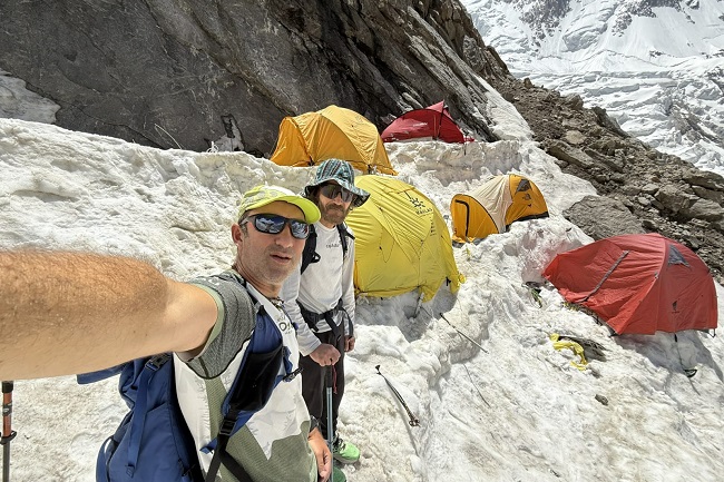 Horia Colibășanu se pregătește pentru marea ascensiune pe Nanga Parbat: "Fiţi alături de noi!" 1 Horia Colibășanu se pregătește pentru marea ascensiune pe Nanga Parbat: "Fiţi alături de noi!"
