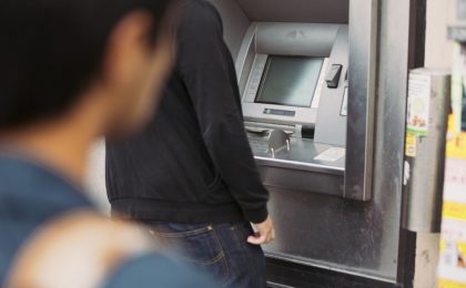 Un bărbat a fost jefuit în timp ce îşi scotea pensia de la bancomat. Hoţii au acţionat în plină zi