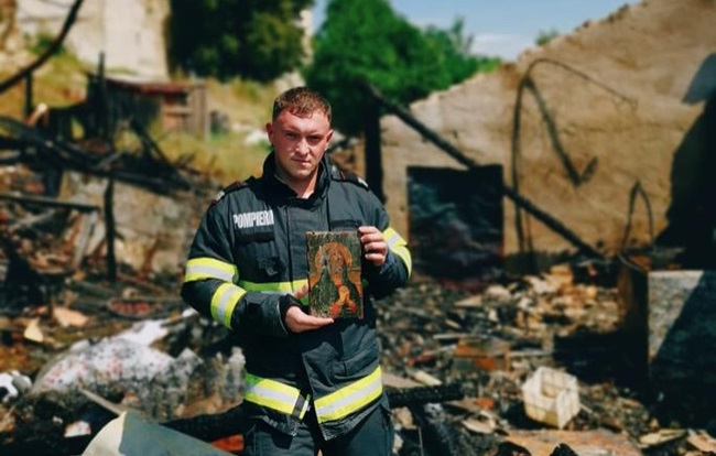 Pompierii au găsit o icoană intactă într-o clădire care a luat foc