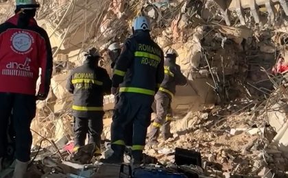 Pompierii români au scos de sub dărâmături o femeie conștientă, într-o misiune de sprijin a autorităților din Turcia