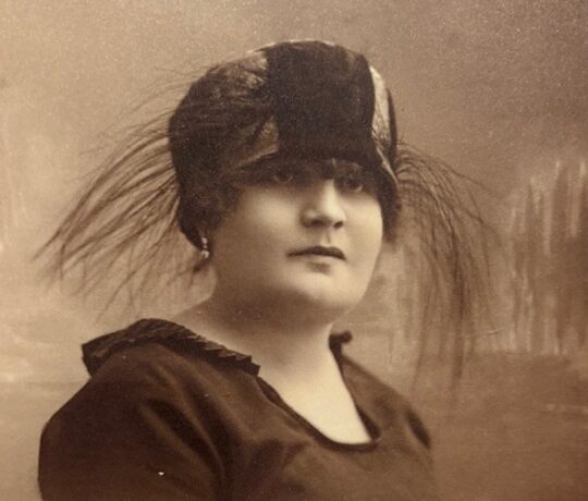 O fotografie, o pălărie, o poveste