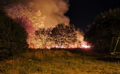 Locuitorii din Blașcovici sunt terorizați de incendiile de pe un teren viran abandonat de Primăria Timișoara