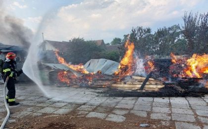 Incendiu teribil într-o localitate din Timiş, soldat cu o victimă şi pagube mari