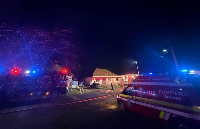 Casă în flăcări: acoperiș distrus, un minor a primit îngrijiri de la SMURD