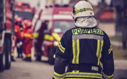 Accident în Timișoara. Un șofer a lovit o mașină parcată, un gard și a distrus o țeavă de gaz