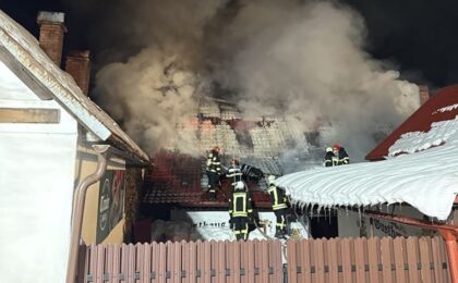 Incendiu puternic la o pensiune din Gărâna. Flăcările au distrus etajul și acoperișul
