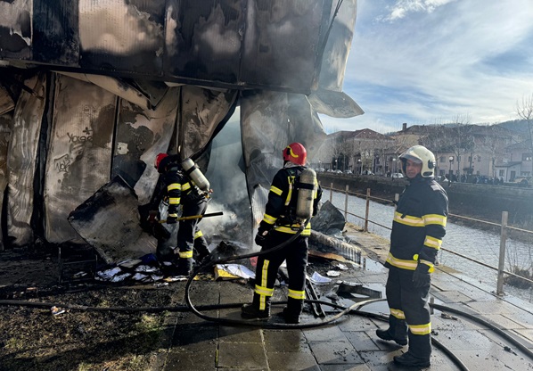 Incendiu puternic la Reșița, a fost emis mesaj RO-Alert
