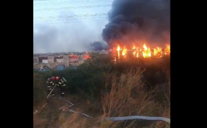 Un tren de călători a luat foc aproape de Oradea. 20 de persoane s-au autoevacuat