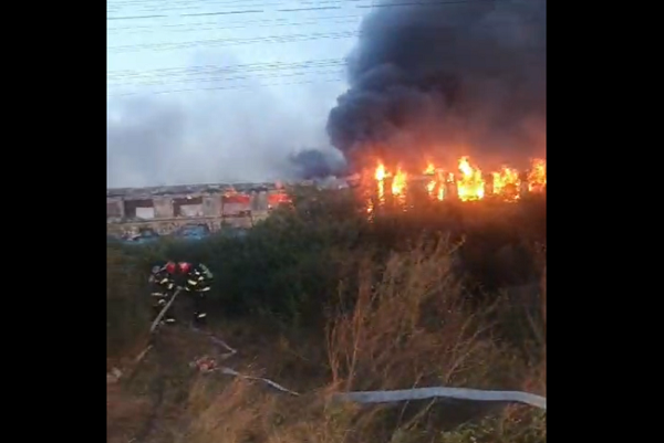 Un tren de călători a luat foc aproape de Oradea. 20 de persoane s-au autoevacuat
