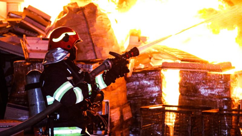 Incendiu PUTERNIIC la un cămin de bătrâni din Alba: peste 50 de persoane și angajații instituției, evacuați