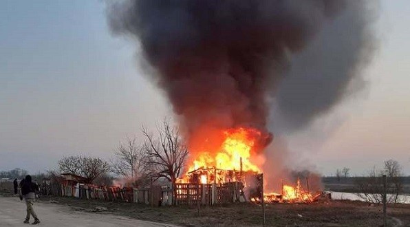 Incendiu la o baracă, în vestul țării (Video)