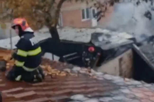VIDEO! Incendiu teribil la Vinga: o persoană a murit şi alte cinci au fost asistate medical