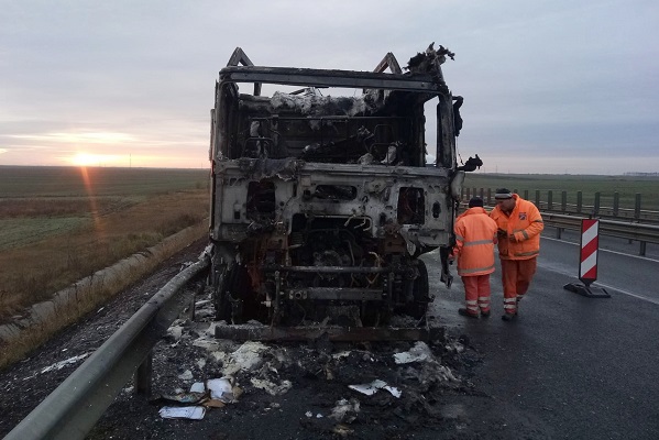 Grozăvie pe Autostrada A1, în vestul ţării. 8 maşini au fost mistuite de flăcări. Cum s-a produs incendiul (foto)