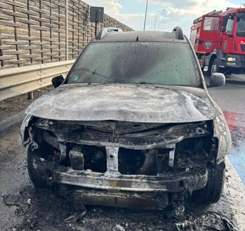 Mașină distrusă de un incendiu pe autostrada A1, sensul de mers Timișoara - Arad