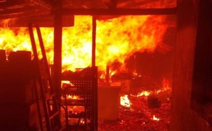 Incendiu violent în vestul țării. Un imobil a fost cuprins de flăcări