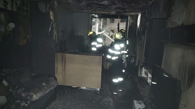 Incendiu violent într-un bloc, 15 persoane evacuate. Surpriza descoperită în timpul cercetărilor