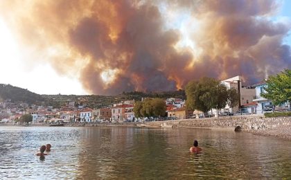 Incendiu puternic lângă Atena. Intervin elicoptere, avioane și sute de pompieri. Video
