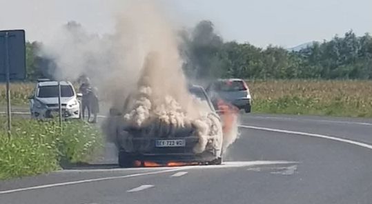 Un autoturism a fost distrus de flăcări în apropiere de Lugoj